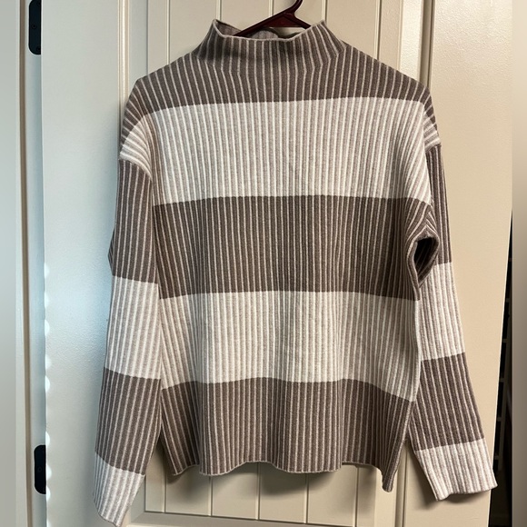 Adrienne Vittadini Sweaters - Women’s Adrienne Vittadini sweater-Size Small